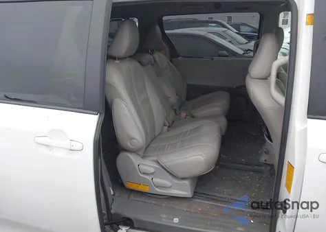 2012 Toyota Sienna Xle V6 8 Passenger z USA, uszkodzony, nr VIN 5TDYK3DC7CS275398